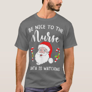 Camiseta Sé Agradable Con La Enfermera Santa Está Viendo Na