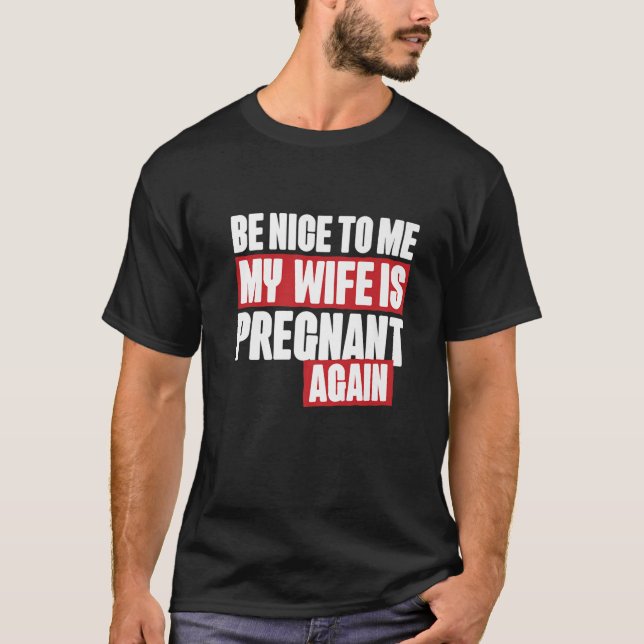 Camiseta Sé Agradable Para Mí Mi Esposa Es Progresiva Otra  (Anverso)