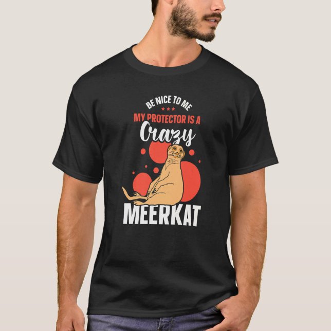 Camiseta Sé Agradable Para Mí Mi Protector Es Un Meerkat Lo (Anverso)