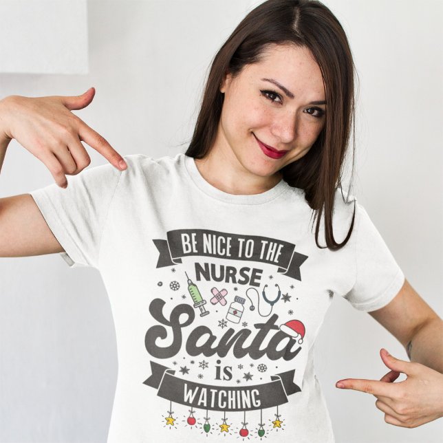 Camiseta Sé amable con la enfermera que Santa está viendo N (Subido por el creador)