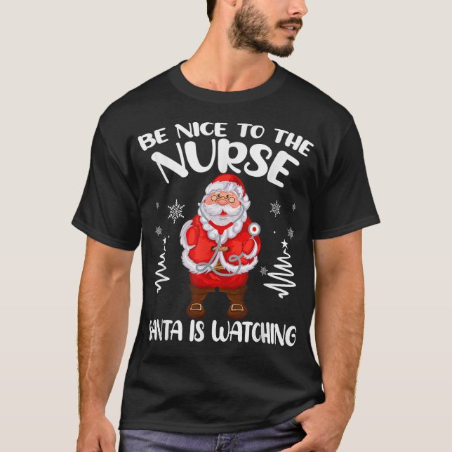 Camiseta Sé Amable Con La Enfermera Santa Está Observando C (Anverso)