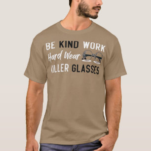 Camiseta Sé amable de trabajar duro usar gafas asesinas 2