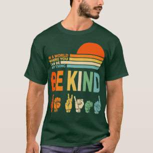 Camiseta Sé amable del lenguaje de Rótulo en un mundo donde