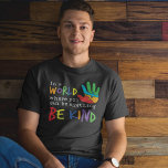 Camiseta Sé Amable En Un Mundo De Autismo, Conciencia De Pa<br><div class="desc">Muestra tu apoyo a los seres queridos en el espectro del autismo con esta elegante camiseta de In a World Where You Can Nothing Be Kind. Este confortable tee presenta una atractiva impresión que celebra la conciencia del autismo y ofrece un importante recordatorio de ser amable. Perfecto para papás y...</div>