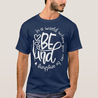 Camiseta Sé Amable En Un Mundo Donde Puedes Ser Cualquier U