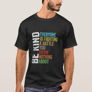 Camiseta Sé Amable Que Todos Están Luchando Contra Una Bata