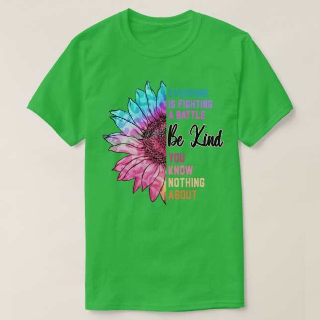 Camiseta Sé Amable Que Todos Están Luchando Contra Una Bata (Diseño del anverso)