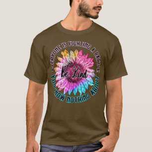 Camiseta Sé Amable Que Todos Están Luchando Contra Una Bata