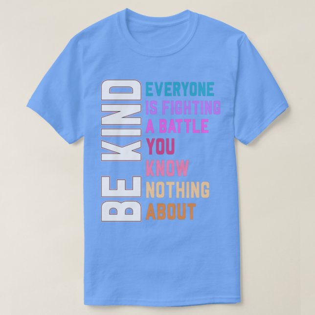 Camiseta Sé Amable Que Todos Están Luchando Contra Una Bata (Diseño del anverso)