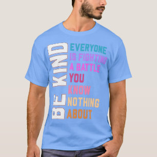 Camiseta Sé Amable Que Todos Están Luchando Contra Una Bata