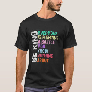 Camiseta Sé Amable Que Todos Están Luchando Contra Una Bata
