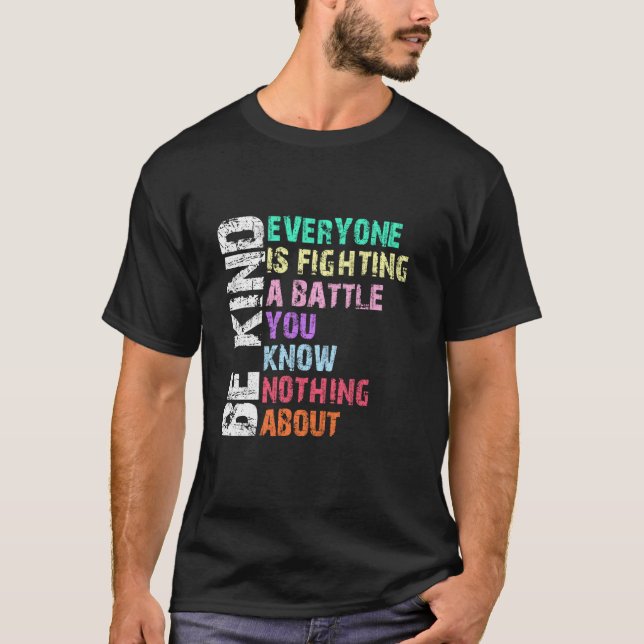 Camiseta Sé Amable Que Todos Están Luchando Contra Una Bata (Anverso)