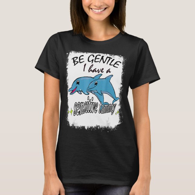Camiseta Sé Amable, Tengo Un Sensible Estómago Típico Ache  (Anverso)