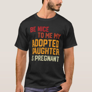 Camiseta Sé Bueno Conmigo Mi Hija Adoptiva Está Embarazada