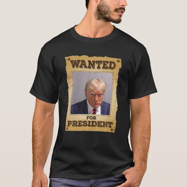 Camiseta Se Busca Presidente 2024 Trump Mug Shot Never Sur (Anverso)
