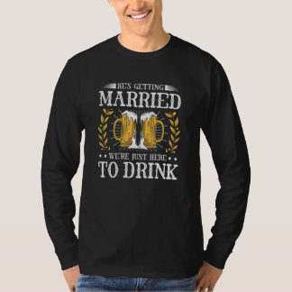 Camiseta Se está casando con un groomsmen gracioso de la pa