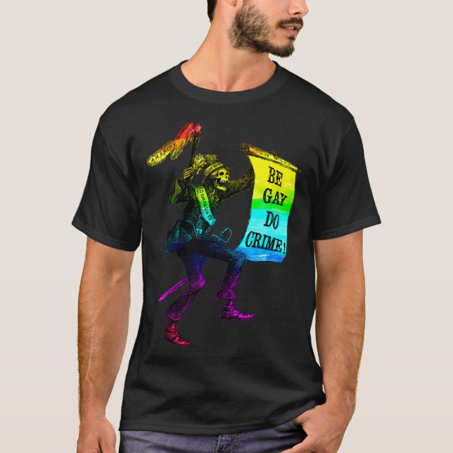 Camiseta Sé Gay Haz Crimen Bandera Arcoíris LGBTQ Meme (Anverso)