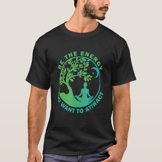 Camiseta Sé La Energía Que Quieres Atraer El Árbol De Yoga (Anverso)