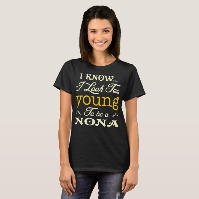Camiseta Sé que parezco demasiado joven para ser los Nona (Anverso completo)