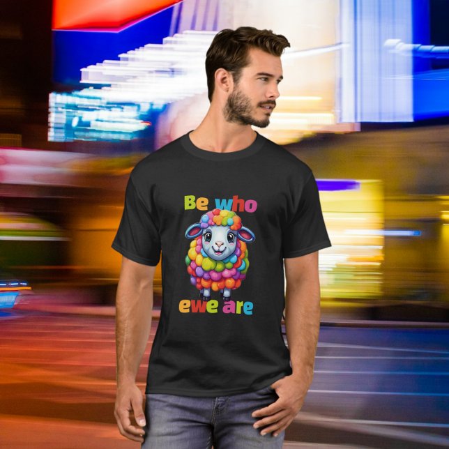 Camiseta Sé quién somos las ovejas arcoiris (Be who ewe are Rainbow Sheep T-Shirt from Ricaso. LGBT Pride apparel with cute colorful sheep. )
