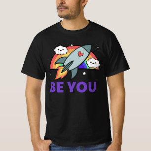 Camiseta Sé tú. Nube de cohetes arcoiris con el corazón de 