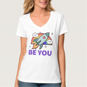 Camiseta Sé tú. Nube de cohetes arcoiris con el corazón de
