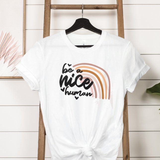 Camiseta Sé un buen humano (This chic boho shirt is a reminder to be a nice human.)