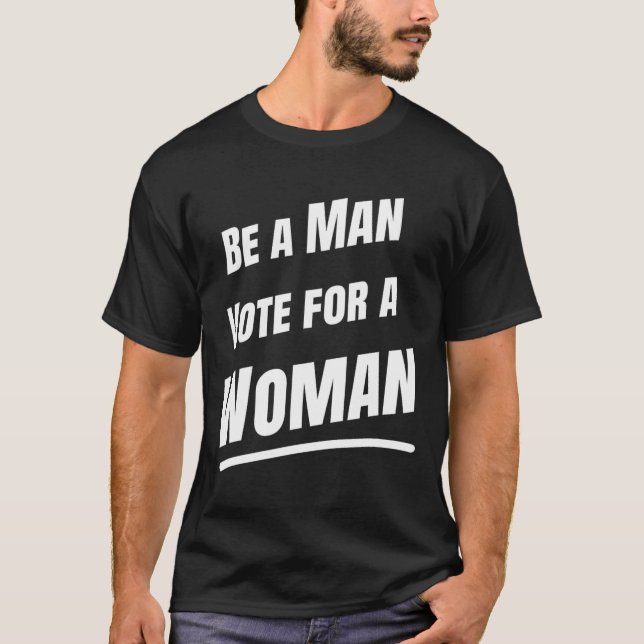 Camiseta Sé Un Hombre Vota Por Una Mujer - Harris 2024 - Ka (Anverso)