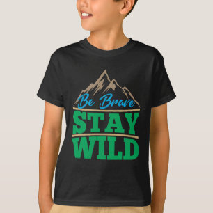 Camiseta Sé valiente y salvaje practicando senderismo al a