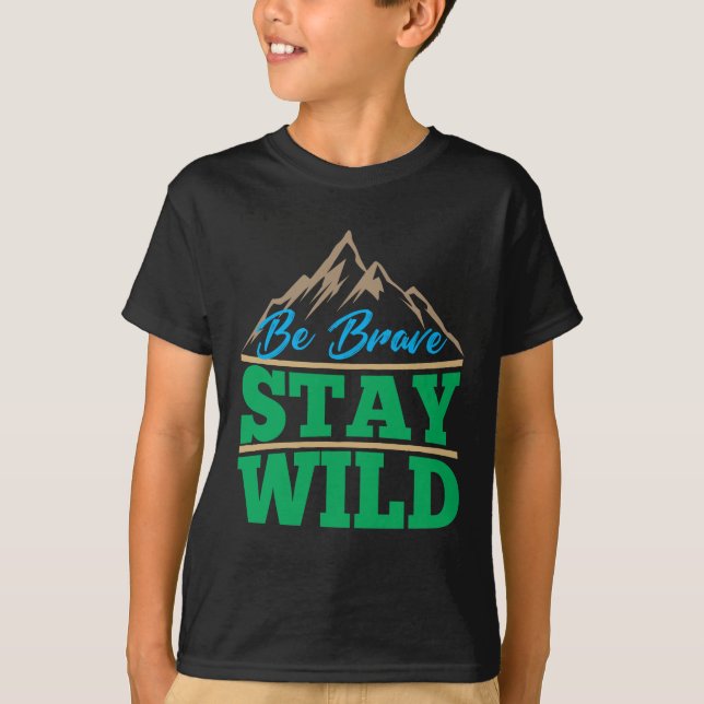 Camiseta Sé valiente y salvaje practicando senderismo al ai (Anverso)