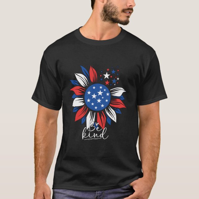 Camiseta Sea Amable Bandera Estadounidense 4 De Julio Flor  (Anverso)