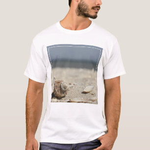 Camiseta Seashells en la arena por el mar