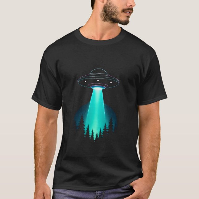Camiseta Secuestro OVNI de neón sobre bosque de pinos (Anverso)