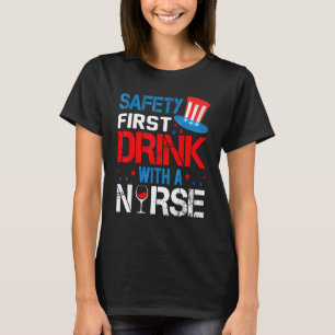 Camiseta Seguridad De La Primera Bebida Con Una Enfermera 4