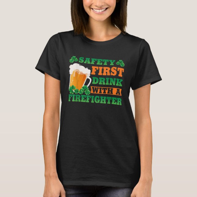 Camiseta Seguridad Primer Bebida Con Un Bombero St Patricks (Anverso)