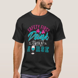 Camiseta Seguridad Primero Bebe Con Una Enfermera Presente