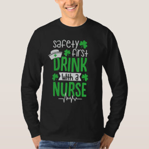 Camiseta Seguridad Primero Bebida Con Una Enfermera Gracios