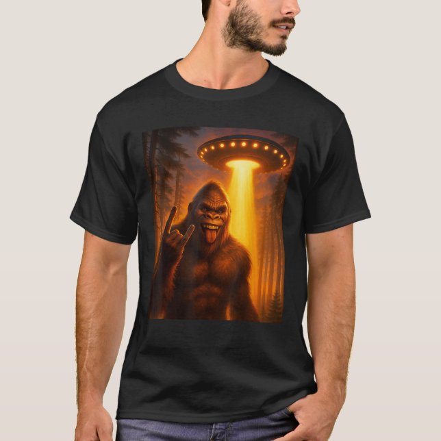 Camiseta Selfie De Pie Grande Sasquatch Con Roca Alienígena (Anverso)
