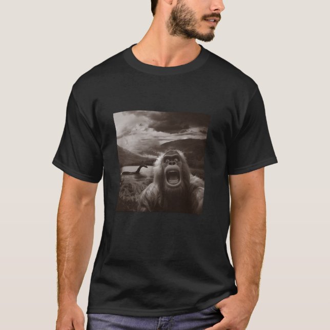 Camiseta Selfie divertido de pie delantero Sasquatch con Lo (Anverso)