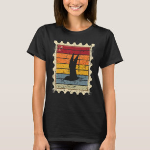 Camiseta Sello Postal Con Un Pájaro Volador Al Atardecer
