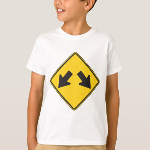 Camiseta Señal de carretera de advertencia con dos flechas 
