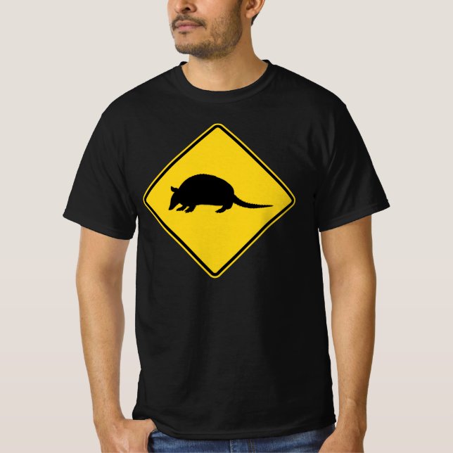 Camiseta Señal de cruce de armadillo negro y amarillo (Anverso)