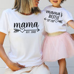 Camiseta Sencilla flecha de corazón rústico: el niño más bo<br><div class="desc">Personalizable estableció el diseño de citas con una flecha rústica para el corazón para un niño para mamá y para mí que igualaba camisetas para las madres y sus hijos. Funcionaría como un regalo personalizado para una nueva madre,  o futura madre para una ducha de bebé.</div>