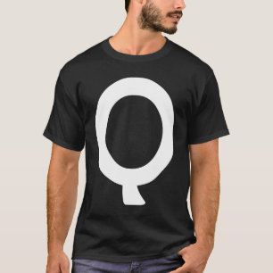 Camiseta Sencillo Letra Q Mayúscula Blanca Grande Negrita A