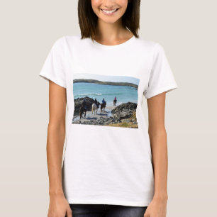 Camiseta Senderismo del potro a lo largo de la playa