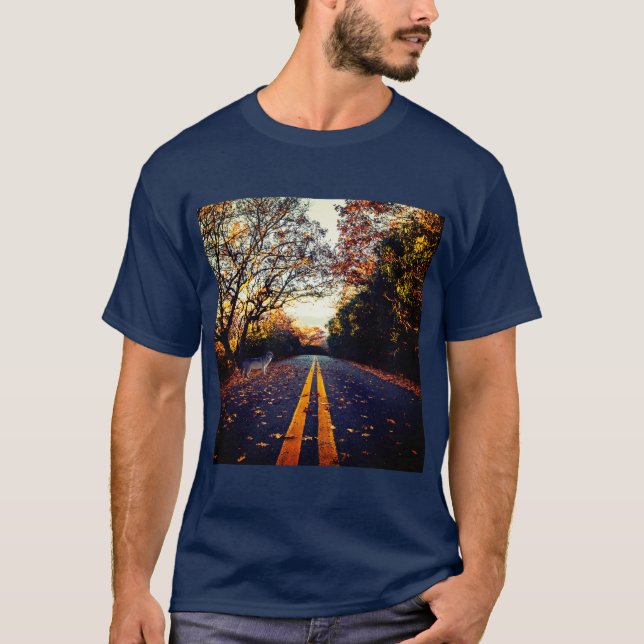 Camiseta Sendero de otoño con un lobo – Concepto de bosque  (Anverso)