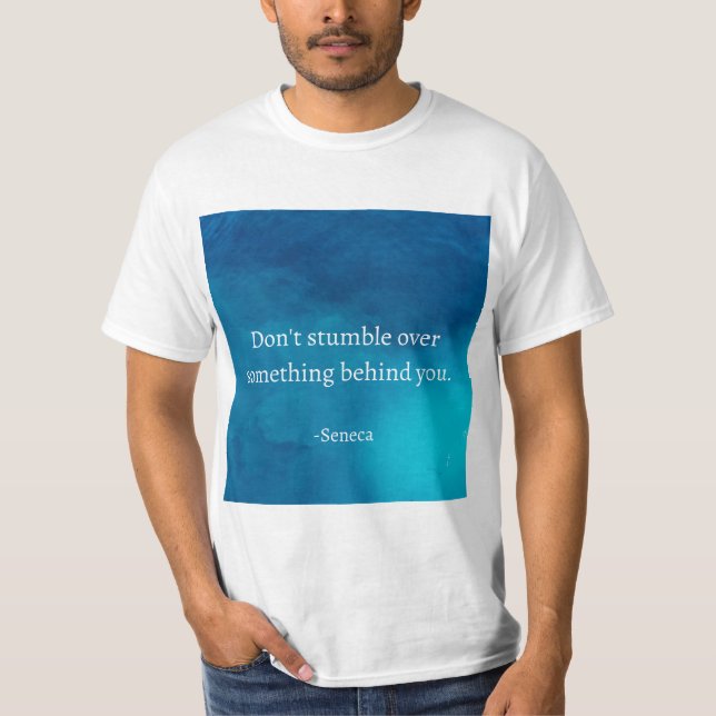 Camiseta Seneca: Enfoque hacia adelante, no tropiezos en el (Anverso)