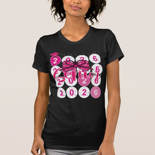Camiseta Senior 2026 Class of Coquette Pink Bow Graduation  (Anverso)
