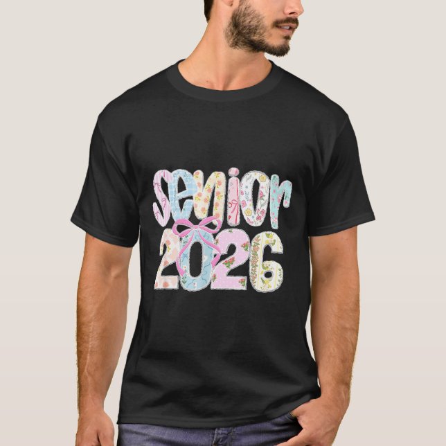 Camiseta Senior 2026 letras de patchwork floral pastel con (Anverso)