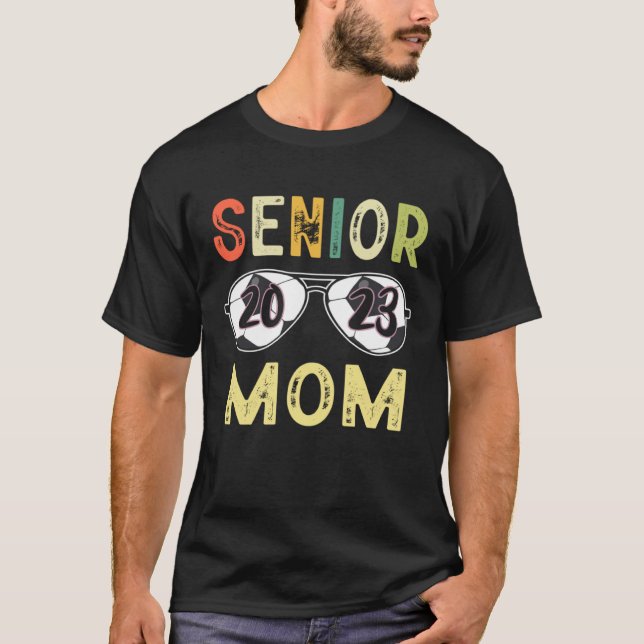 Camiseta Senior Mom 2023 Proud Mom Soccer Lover Senior Grad (Anverso)